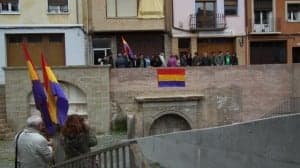 Banderas republicanas sobre la fuerte del Vivero.