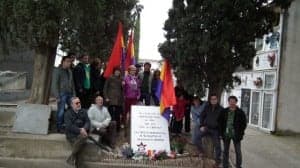 Junto a la lápida por los fusilados en el Franquismo. 
