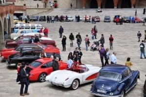 El público observa los coches clásicos. 