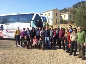 Foto de familia del primer bus del Vino. 