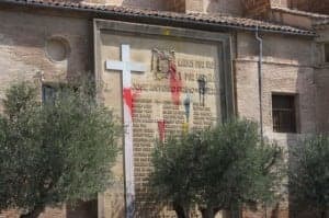 Placa franquista en la iglesia de San Francisco. 
