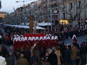 El Coso y los jardinetes observan el paso de Jesús atado a la columna. JLP.