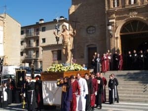 Costarelos de varias cofradías portan a Jesús Resucitado. JLP.