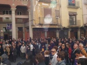 Numeroso público en la plaza del Mercado. JLP.