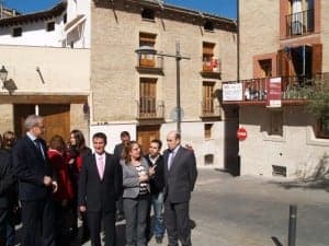 El consejero conoció las viviendas rehabilitadas de Monzón. JLP.