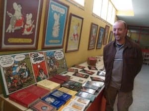Félix Gay junto con el material expuesto en el IES "Hermanos Argensola" relacionado con el mundo clásico.