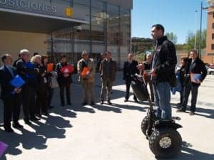 Un emprendedor muestra uno de sus proyectos subvencionados, Guara Segway. JLP.