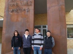 Los estudiantes con su profesor Saúl Moya. JLP.