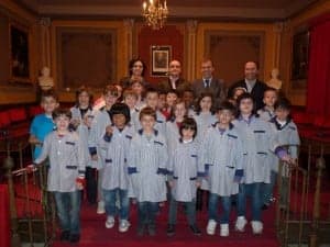 Los alumnos de los Escolapios con el alcalde y concejales. 