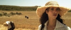 Paula Ortiz llegará a Barbastro este jueves para presentar su película "De tu ventana a la mía" en el cine Cortés, tras su proyección. El largometraje trata de tres mujeres, de edades y épocas distintas, que han fracasado en el amor y tienen que afrontar la vida en un ambiente cerrado y hostil. Son mujeres que no pudieron elegir su camino y tuvieron que vivir una vida soñada, imaginada, recordada, cosiendo junto a su ventana. (FILMAFFINITY).