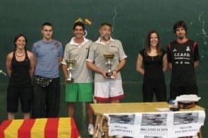 Los campeones con el trofeo.