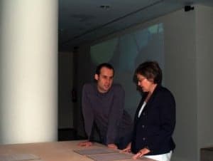 El autor con la diputada Elisa Sanjuan. 