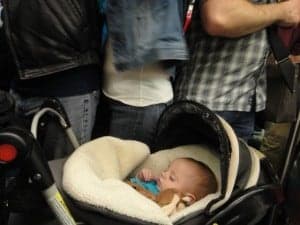 "Nuestro Bubu estaba la mar de tranquilo durmiendo en su sillita, mientras alrededor solamente se veían piernas y gente apelotonada".