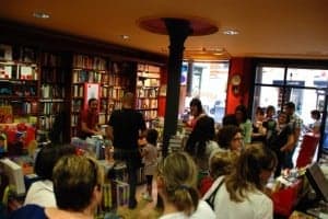 Largas colas en Librería Ibor con la firma de Santi Balmes. Ibor.