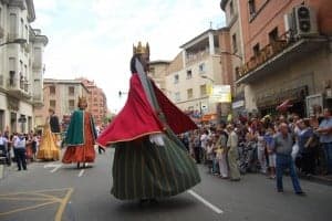 Gigantes de Barbastro bailando en las fiestas. José Luis Pano.