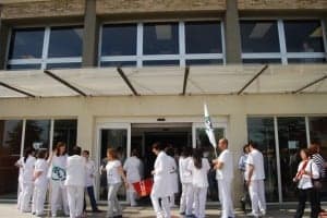 Concentración en la entrada del Hospital de Barbastro. JLP.