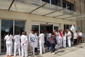 Personal del Hospital protestando a las puertas del centro. JLP.