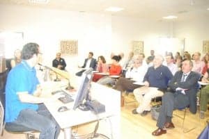 Un representante de Corella explica la experiencia de acudir a los colegios en bici. JLP.