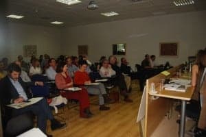 Asistentes a la jornada sobre movilidad en Barbastro. JLP.