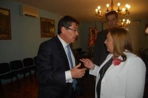 Aliaga conversa con la alcaldesa. JLP.