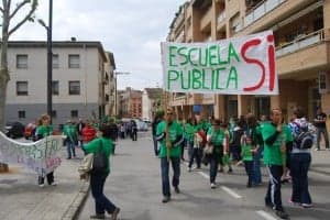 Manifestantes por las calles de Barbastro. JLP.