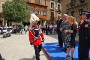 Entrega de un recuerdo por parte del Gobierno de Aragón. JLP.