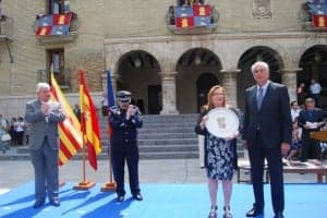 Antonio Suárez entregó un detalle a la alcaldesa. JLP.