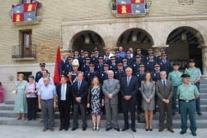 Autoridades con la guardia civil y policía local de Monzón. JLP.
