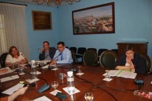Los dos sillones vacíos en el pleno. JLP.