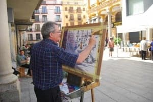 Uno de los pintores refleja la Plaza del Mercado. JLP.
