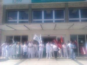 Concentración a las puertas del Hospital. JLP.