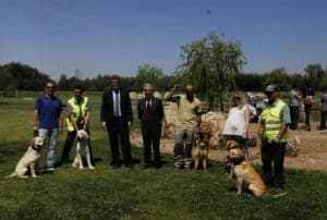 El consejero con la unidad canina. 
