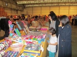 Visitantes a Feriartesanía observan uno de los puestos. JLP.