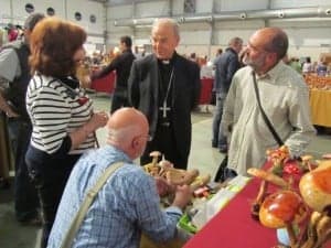 El obispo visitó la feria por primera vez. José Luis Pano.