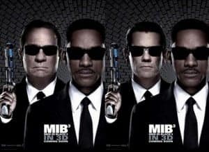 Cuando el MIB recibe la información de que el Agente K podría morir a manos de un alienígena, lo que cambiaría la historia para siempre, el Agente J es enviado a los los años 60 para evitarlo. Tercera entrega de la popular saga Men in Black. (FILMAFFINITY)