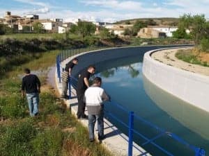 Los familiares y vecinos buscan por el canal. José Luis Pano.