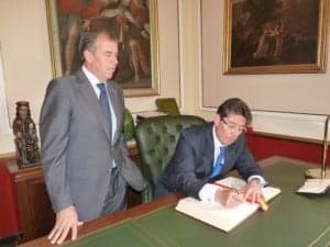 Firma en el libro de honor del Ayuntamiento. 