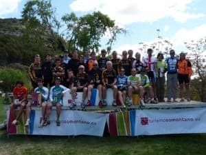 Todos los ganadores en el podium. 