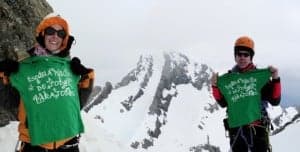 Dos miembros de este claustro escalando por Monte Perdido con la camiseta de la marea verde.