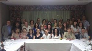 La profesora, en el centro, con sus alumnos. 