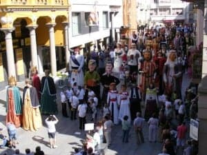 Foto de familia de los gigantes de Aragón en la plaza del Mercado. Ángel Huguet.