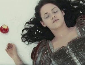 Versión oscura del cuento de los hermanos Grimm. Sólo una mujer (Kristen Stewart) supera en belleza a una reina tan malvada (Theron) que está dispuesta a acabar con ella. Pero la pérfida soberana ignora que el cazador (Chris Hemsworth) que debía haberla matado, no sólo le ha salvado la vida, sino que le ha enseñado a defenderse. Poco después, aparecerá en escena el Príncipe Azul (Sam Clafin) que queda hechizado por la belleza y el poder de Blancanieves. (FILMAFFINITY)