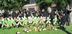 "Con la educación no perdamos la cabeza" fue el lema elegido en la concentración que tuvo lugar por la mañana a las puertas del centro educativo.