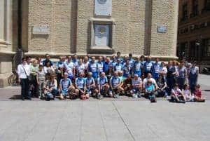 Ciclistas y acompañantes en El Pilar. 