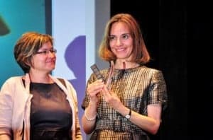 Daniela Michel recibe de Elisa Sanjuan el Ciudad de Huesca.