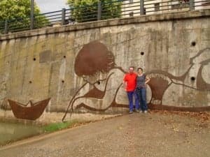 Desiderio Solano y Dulce Rodríguez con su escultura. 