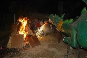 Belaín prende la hoguera de San Ramón. JLP.
