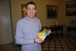 El concejal de Fiestas Iván Carpi con el programa. José Luis Pano.
