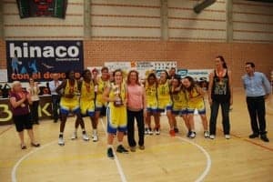 La alcaldesa de Monzón entrega la copa a las ganadoras. JLP.