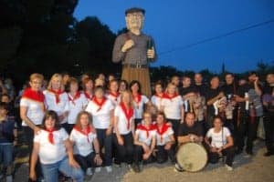 El grupo de baile de Tradiciones con el gigante de Labordeta. JLP.